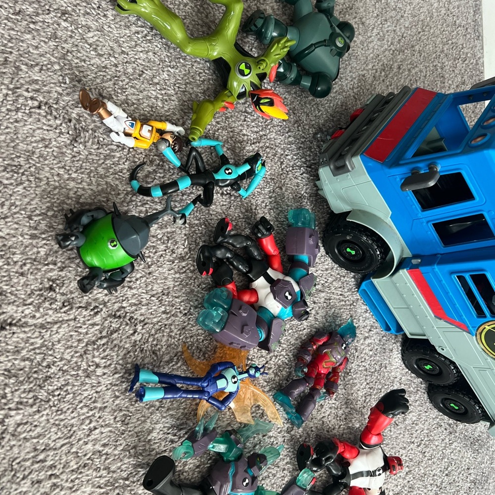 Ben 10 lot of figurines and Rustbucket Camper / RV - GUC - READ description - Picture 3 of 3